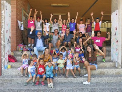 Fèlix Larrosa i Montse Mínguez, amb els nens i les nenes de les estades de l'Hangar Magraners.