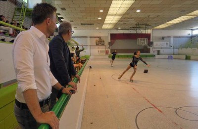 Fèlix Larrosa ha assistit a l'exhibició que ha fet la patinadorna Mònica Gimeno a les estades d'Esportmania de la Paeria.