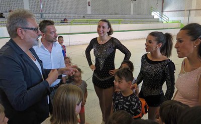 L'alcalde accidental, F.Larrosa, conversant amb la patinadora Mònica Gimeno, qui ha visitat avui Esportmania.
