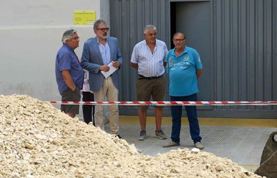 Fèlix Larrosa, conversant amb veïns de la Bordeta, a l'avinguda de Fontanet, on s'estan fent obres.