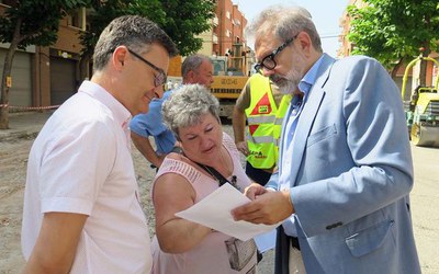 L'alcalde accidental, Fèlix Larrosa, ha visitat les obres que s'estan fet a l'avinguda de Fontanet, amb la president de l'AV, M. Carmen Guerrero.