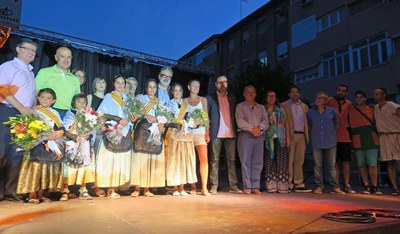 Presentació de les pubilles del barri de Pardinyes, amb les autoritats locals i els membrse de la junta de l'AV, a l'inici de la festa major.