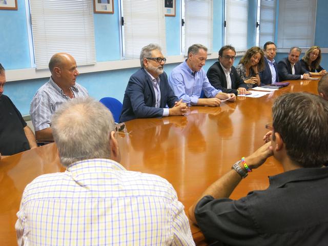 Fèlix Larrosa dóna la benvinguda al Conseller de Territori i  Sostenibilitat en la seva visita per conèixer de primera mà el funcionament dels sistemes de reg de les Terres de Lleida