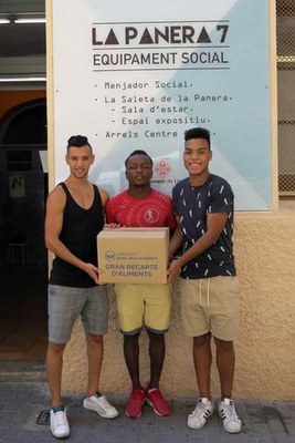 Els joves han fet l’entrega de 125 litres de llet, de 34 d’oli i de 5 quilos d’altres aliments no peribles.