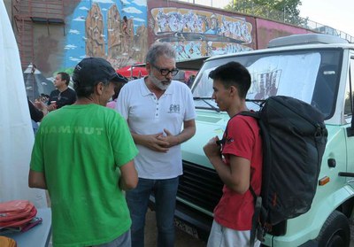 L'alcalde accidental, Fèlix Larrosa, felicitant el guanyador.
