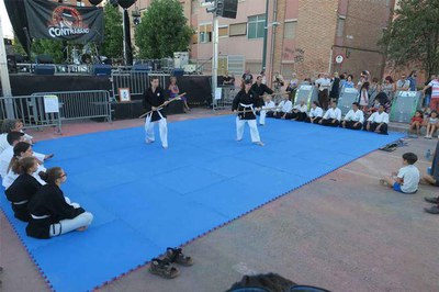 Demostració d'arts marcials al carrer, davant l'escenari de la gran revetlla de la nit.