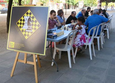 El Club d'Escacs de Pardinyes va sortir a la Rambla del barri per disputar les partides al carrer.