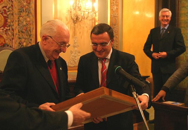 L'alcalde, amb l'expresident de l'Associació Ilerdenca de Pessebristes, Llorenç Domingo, que va rebre un homenatge