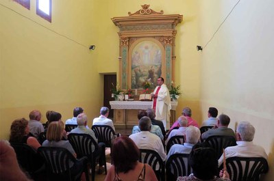 La petita capella ha acollit la missa oficiada per Mn. Manel Mercadé.