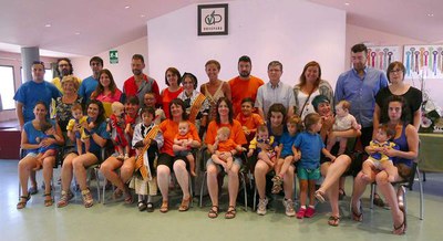 Foto de família dels nounats amb els seus pares i els representants locals i veïnals.