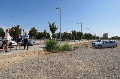 Visita de l'alcalde accidental, R.Peris, i dels paradistes al solar on s'ubicarà els mercat de Flors de Tots Sants a Copa d’Or, a petició dels mateix….