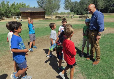 Rafael Peris ha saludat els nois i les noies que gaudeixen del 3r torn d'Esportmania a Pardinyes.