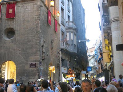 Imatge d'arxiu. Romeria dels Fanalets de Sant Jaume de Lleida, passant per davant del Peu del Romeu, declarat bé cultural d'interès nacional.