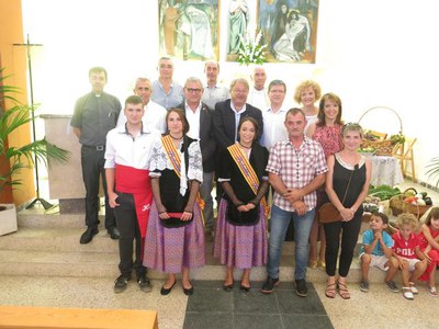 Fotografia de família a l'església de Sucs.