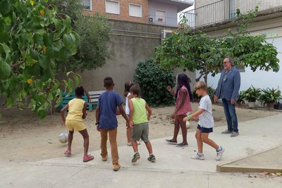 Xavier Rodamilans jugant amb els nens i nenes del centre obert municipal Mercadet, a la Bordeta.