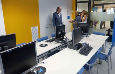 Sala d'informàtica a llar municipal de la Bordeta, amb l'Obra Social La Caixa.