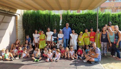 L'alcalde accidental, Xavier Rodamilans, ha compartit una estona aquest matí amb els nens i nenes de les estades d'Estiu de Petits i Estiu de Jocs a ….