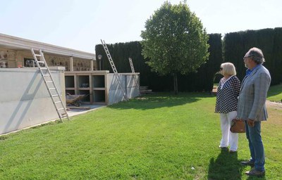 L'alcalde accidental, Xavier Rodamilans, i la cap de Secció de Salut Pública, Mercè Tor, han visitat les obres dels nous nínxols al departament de Sa….