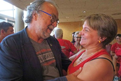 L'alcalde accidental, Xavier Rodamilans, felicitant la mare el Saúl per la quarta medalla del piragüista lleidatà.