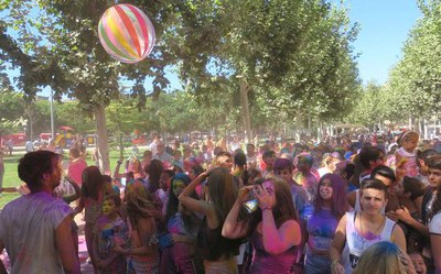 L'alcalde accidental, Xavier Rodamilans, ha participat en la feta holi, organitzada per l'Associació de Veïns Balàfia per la seva festa major.