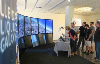 L’alcaldessa accidental, Montse Mínguez, ha conegut les aplicacions que han desenvolupat al Parc Científic joves lleidatans becats per Google, que ap….