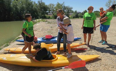 Montse Mínguez, a l’activitat de piragüisme d'Esportmania a Pardinyes, on es fan estades d'inclusió amb l’associació Píbody.