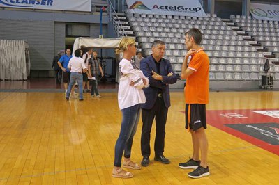 L'alcaldessa accidental, M. Mínguez, i un dels representants de l'ACB que ha vingut a Lleida, J.M. Carreras, saludant Borja Comenge, entrenador del F….
