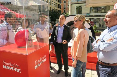 L'alcaldessa accidental, M.Mínguez, amb el representant de la Fund. Mapfre, Jesús Monclús; regidors de la Paeria i l'inspector J.Mallada de la Guàrdi….