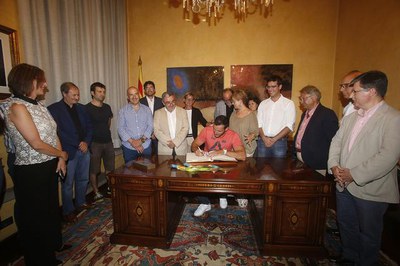 El doble medallista olímpic a Rio, Saúl Craviotto, signant al Llibre d'Honor de la Paeria.