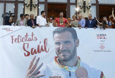 Salutació des del balcó de la Paeria en el reconeixement de la ciutat a Saúl Craviotto.