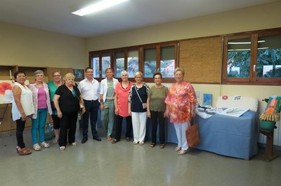 L'alcaldessa accidental, M.Mínguez, ha visitat la mostra d'artesania de la Vocalia de la Dona de Llívia i voltants.
