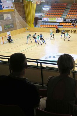 L'alcaldessa accidental, M.Mínguez, amb el president del Lleida Llista, Enric Duch, al partit de pretemporada del conjunt lleidatà a l'Onze de Setemb….