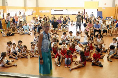 L'alcaldessa accidental, M.Mínguez, ha assistit a la cloenda d'Estiu de Joc a l’Escola Parc de l’Aigua.