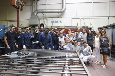 Alumnes treballadors de la Casa d'Oficis, de l'IMO, dels tallers de soldadura i de pintura.