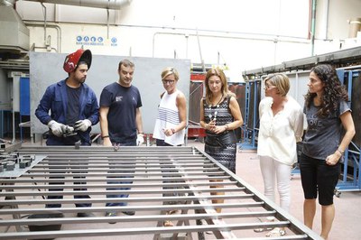 L'alcaldessa acciedental, Montse Mínguez, ha visitat els tallers de soldadura i de pintura de la Casa d'Oficis, a l'Institut Municipal d'Ocupació.