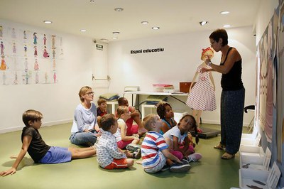 Visita a l'espai educatiu del Museu Morera, on s'ajuda els nens i les nenes a entendre la importància de la moda “belle époque” en el transcurs de la….