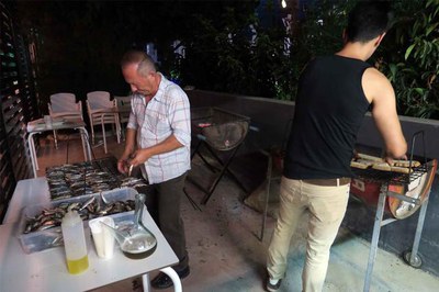 Els veïns han preparat una sardinada per a tothom.