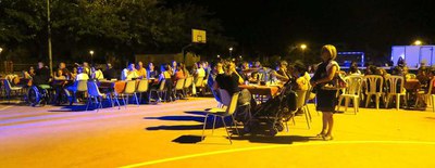 La sardinada ha tingut lloc a la pista poliesportiva de la plaça de les Valls.