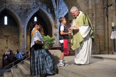La pubilla i l'hereu han fet les ofrenes durant la missa a Sant Llorenç en record dels socis difunts.