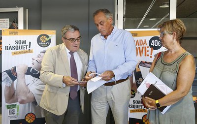 L'alcalde, el president del Força Lleida, Fèlix Gonzàlez i la tinent d'alcalde Montse Parra a les oficines del Força Lleida..