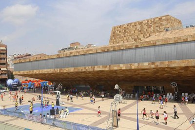 La Llotja acull 700 participants en uns improvisats camps de bàsquet.