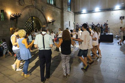La música de la Cobla Municipal de Lleida ha animat la ballada.