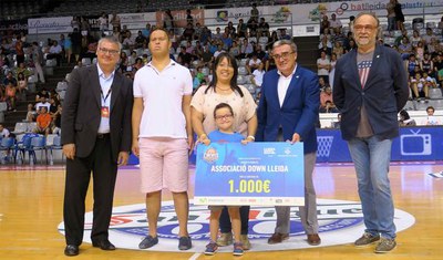 L'alcalde Ros i el president de l'ACB, Francesc Roca, han lliurat el xec als membres de Down Lleida al pavelló Barris Nord.