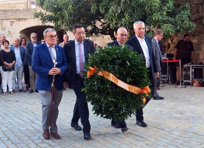 Ofrena floral amb l'alcalde Ros, el delegat del Govern, Ramon Farré, i el diputat Josep Maria Forné, que ha fet el pregó.