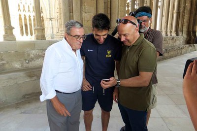 El tinent d'alcalde Rafael Peris mostra al paer en cap i al jugador el vídeo del moment de la cistella que va enregistrar amb el seu mòbil.
