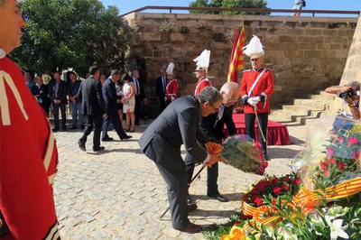 L'alcalde Ros i l'historiador  Joan Busqueta han fet l'ofrena floral.
