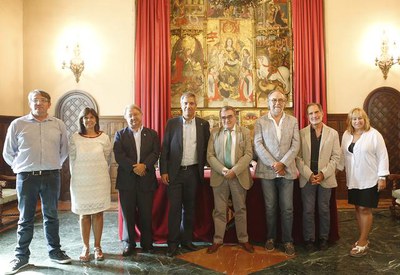 Foto de família dels signants i assistents a l'acte d'acord per impulsar el Housing First..