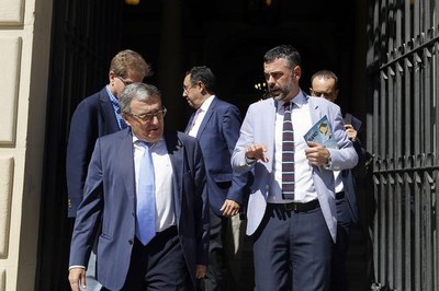 L'alcalde, Àngel Ros, i el conseller Santi Vila, a l'entrada de la Paeria..