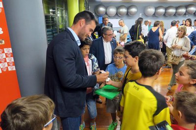 Els més petits van aprofitar per demanar autògrafs al seu ídol.