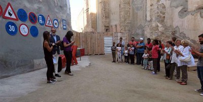 A l'espai obert del carrer Cavallers, l'acció de les senyals ideades per les entitats indiquen el pla de desenvolupament comunitari.